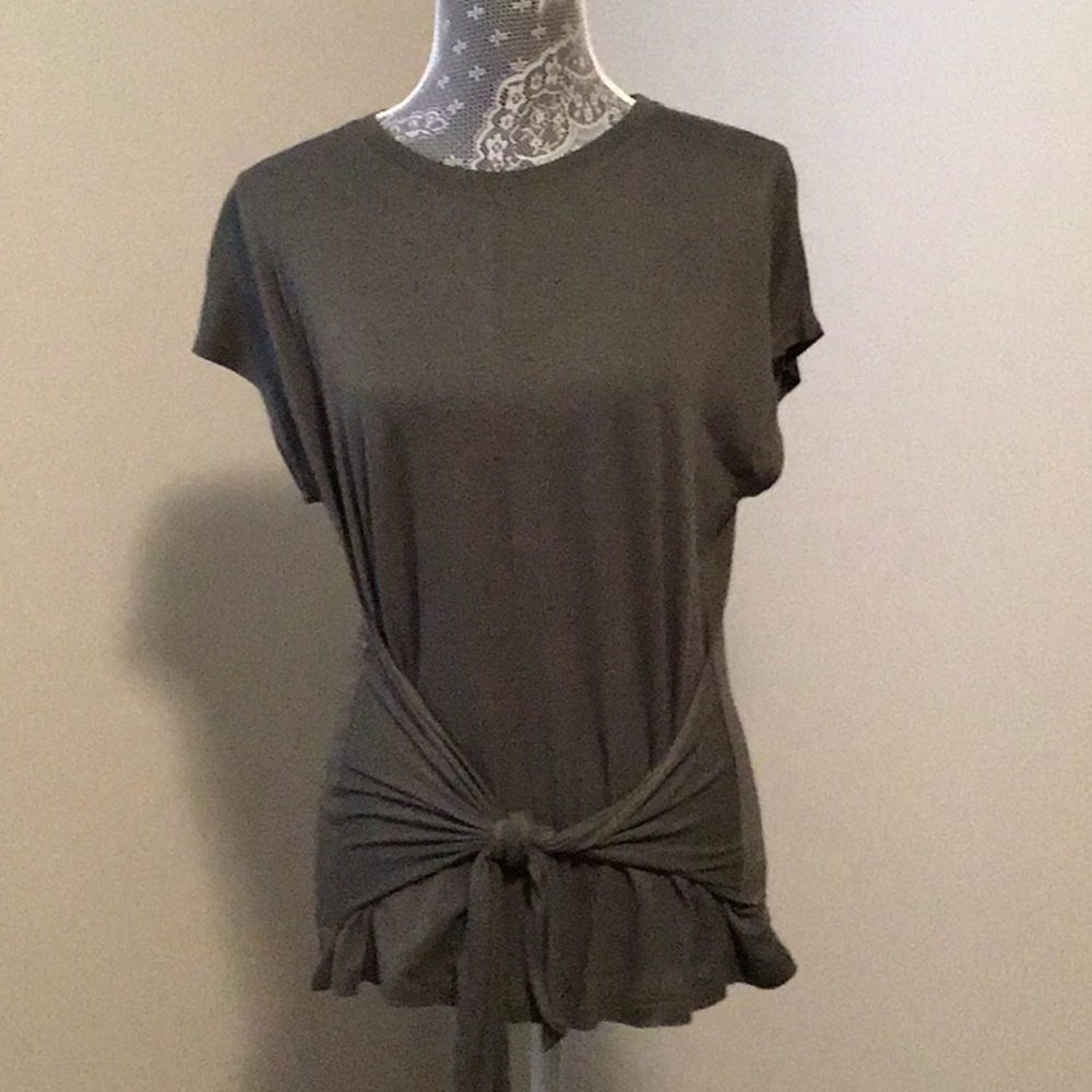 ⛔ SOLD ⛔ Tie front shirt